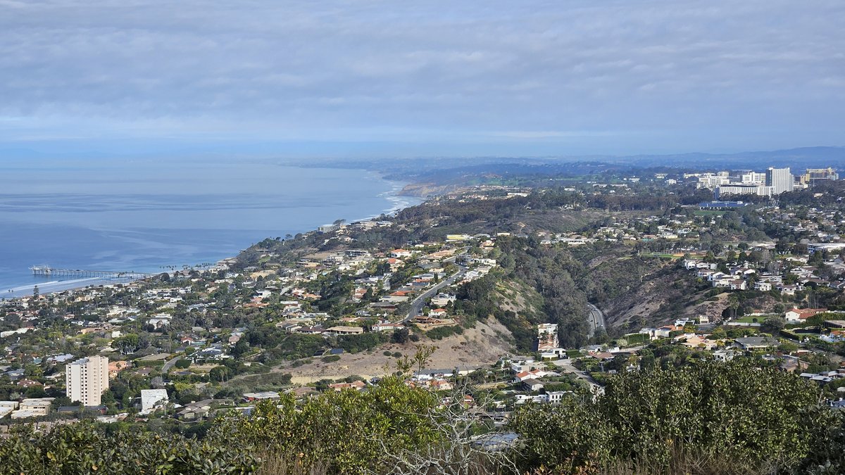 La Jolla coastline from above, the neighbourhood and cliffs cascading down to the Pacific Ocean with the cove visible below