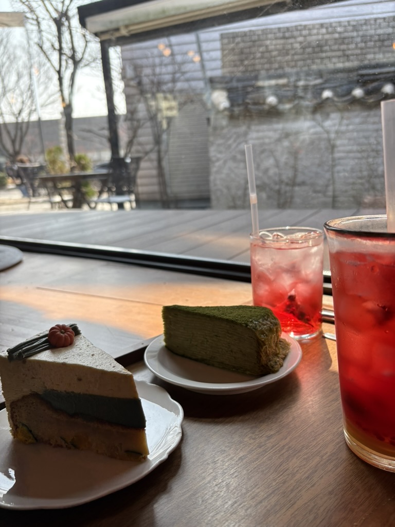 Matcha cake and berry drinks at a cafe near Bukchon Hanok Village