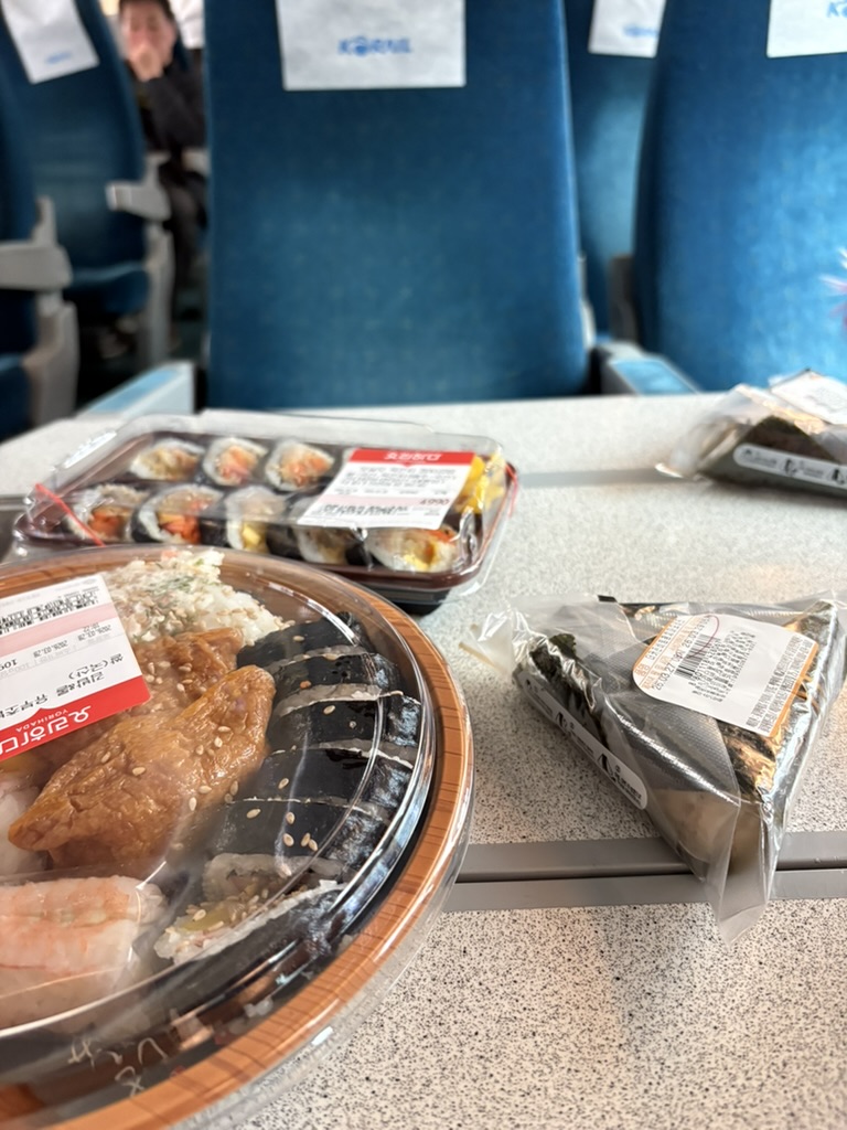 Kimbap and triangle gimbap on the KTX table